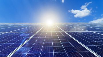 Sonne strahlt auf Solarpanel